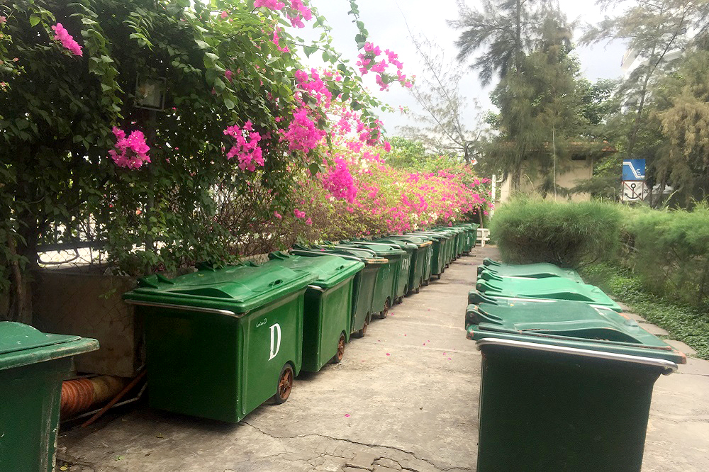 The area for waste collection of TDTU is managed cleanly, neatly and hygienically.  Everyday, people and students pass through this area safely.