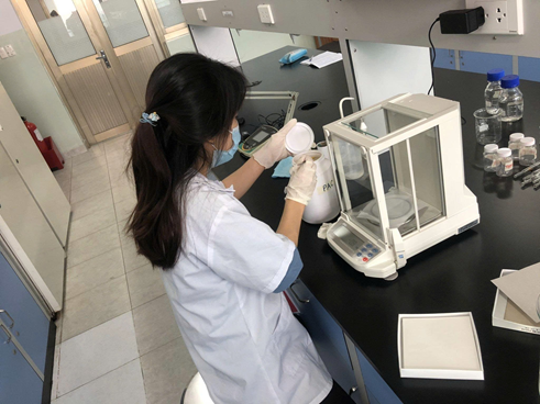  Thao tác cân mẫu hóa chất trên cân phân tích 4 số lẻ.
