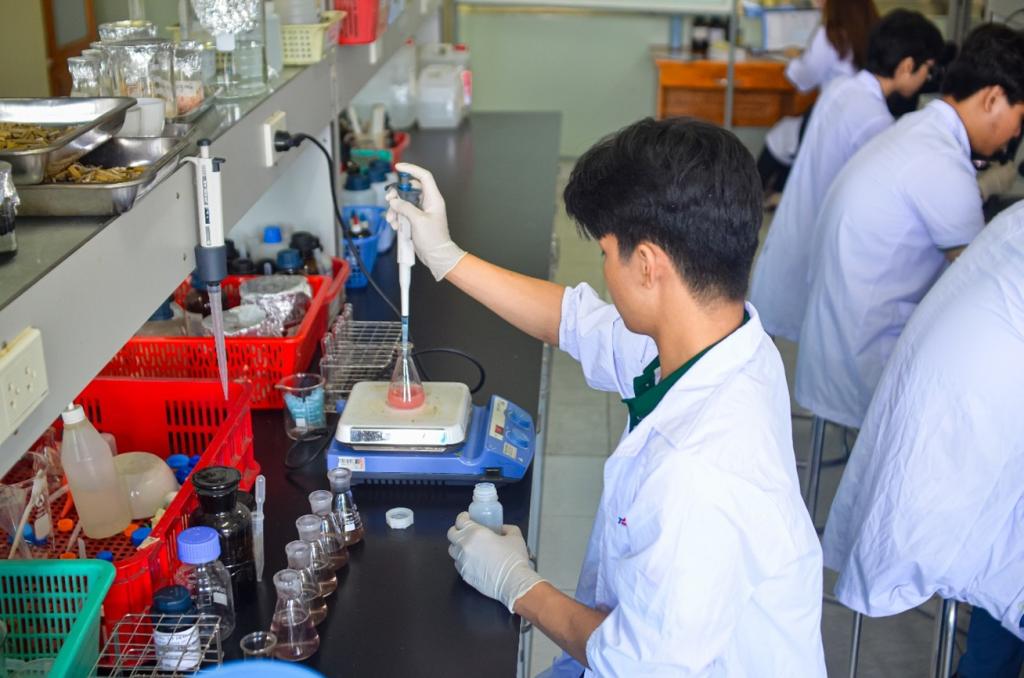  Thao tác chuẩn bị mẫu phân tích định lượng.